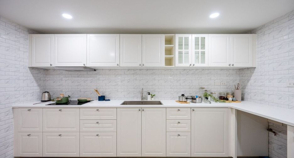 For sale 3 bedrooms condo in Khlong Toei, Bangkok