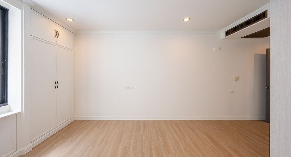 For sale 3 bedrooms condo in Khlong Toei, Bangkok