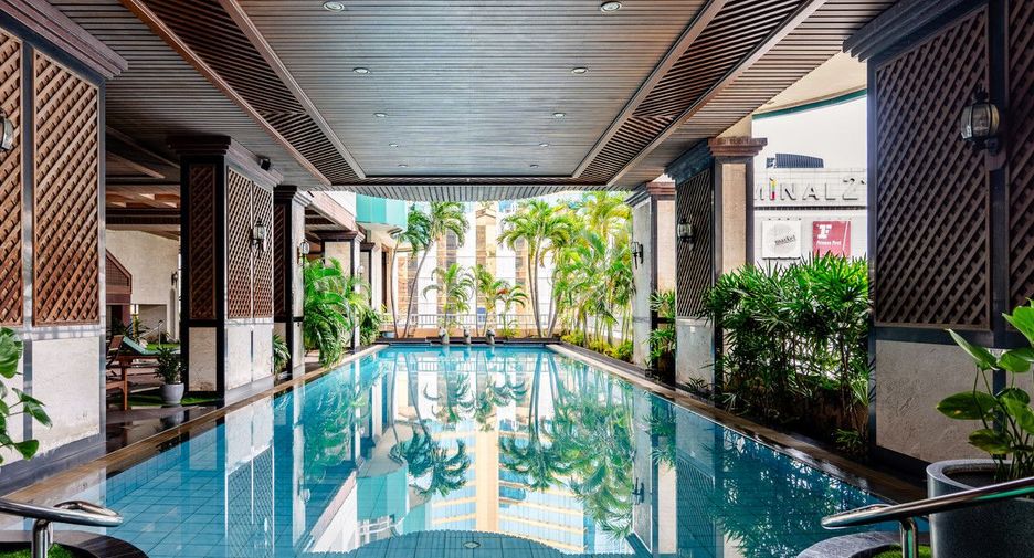 For sale 3 bedrooms condo in Khlong Toei, Bangkok