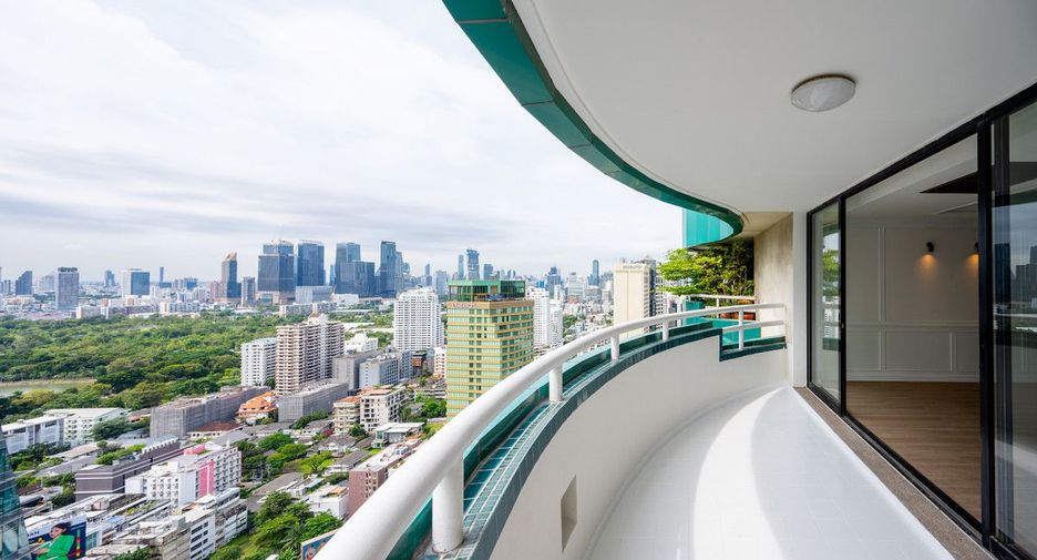 For sale 3 bedrooms condo in Khlong Toei, Bangkok