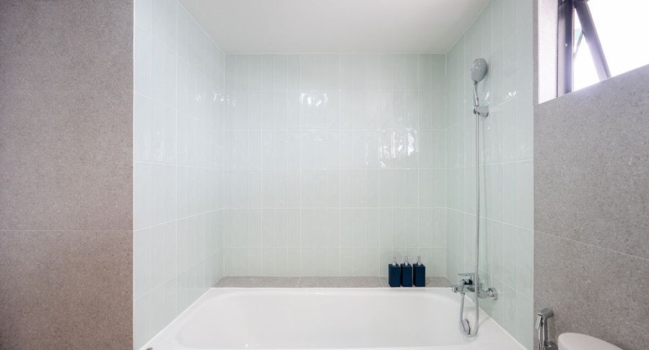 For sale 3 bedrooms condo in Khlong Toei, Bangkok