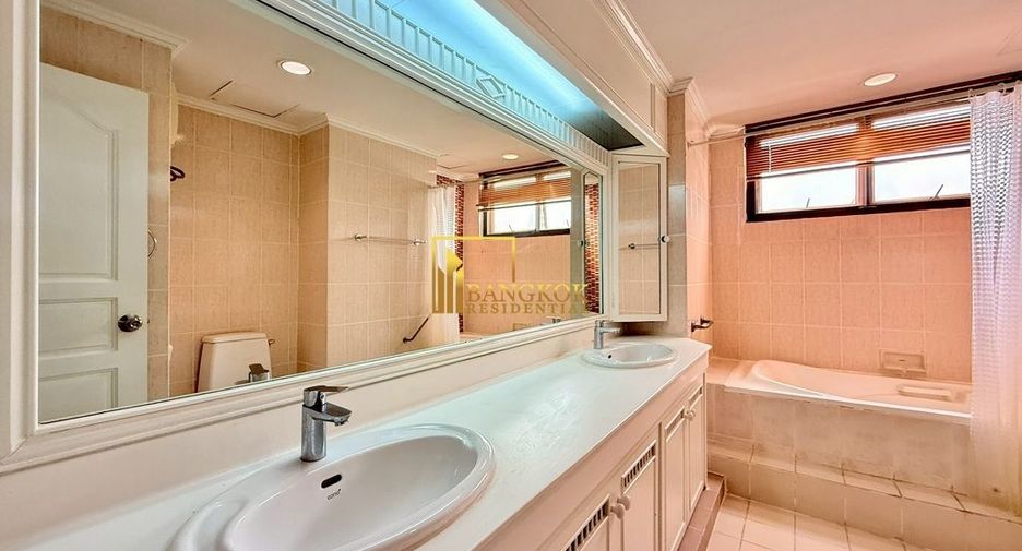 For rent 3 bedrooms apartment in Watthana, Bangkok