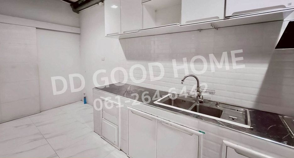 For sale 4 bedrooms townhouse in Mueang Chachoengsao, Chachoengsao