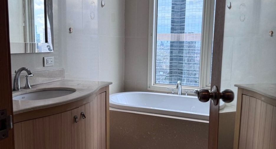 For sale 2 bedrooms condo in Sathon, Bangkok