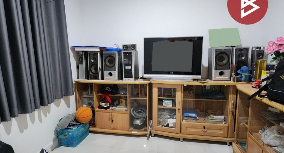 For sale 4 bedrooms townhouse in Mueang Samut Prakan, Samut Prakan