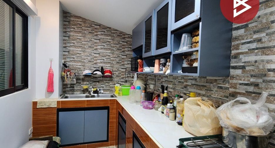 For sale 4 bedrooms townhouse in Mueang Samut Prakan, Samut Prakan