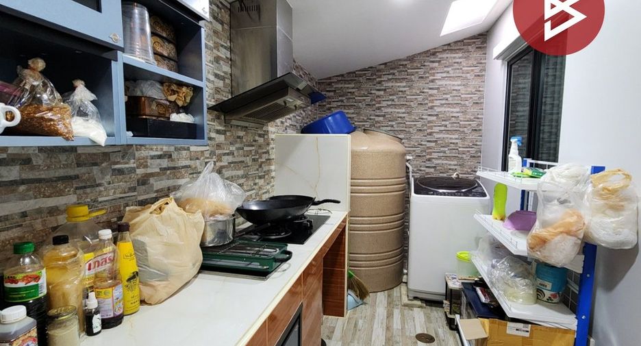 For sale 4 bedrooms townhouse in Mueang Samut Prakan, Samut Prakan