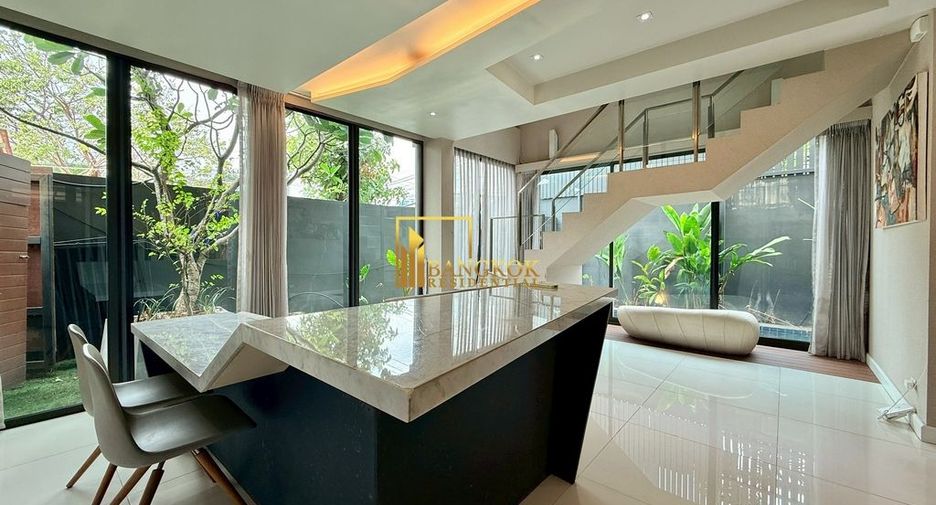 For rent そして for sale 3 ベッドルーム villa in Watthana, Bangkok