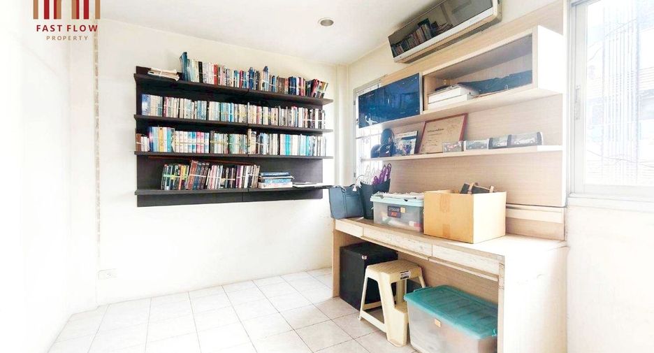 For sale 3 bedrooms townhouse in Don Mueang, Bangkok
