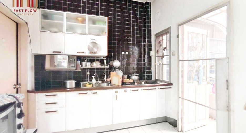 For sale 3 bedrooms townhouse in Don Mueang, Bangkok