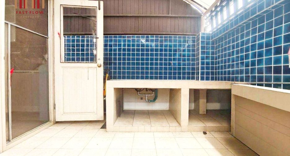 For sale 3 bedrooms townhouse in Don Mueang, Bangkok