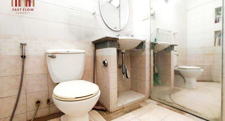 For sale 3 bedrooms townhouse in Don Mueang, Bangkok