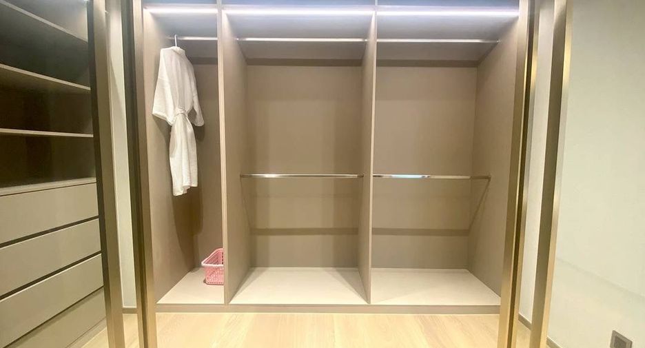 For rent 2 bedrooms condo in Pathum Wan, Bangkok