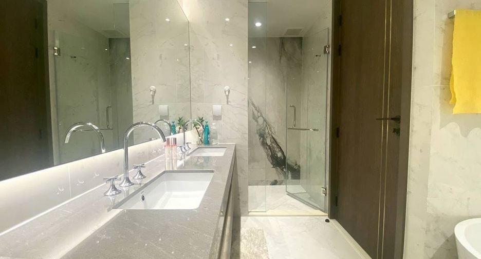 For rent 2 bedrooms condo in Pathum Wan, Bangkok