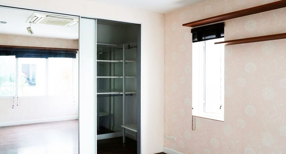 For sale 4 bedrooms townhouse in Bueng Kum, Bangkok