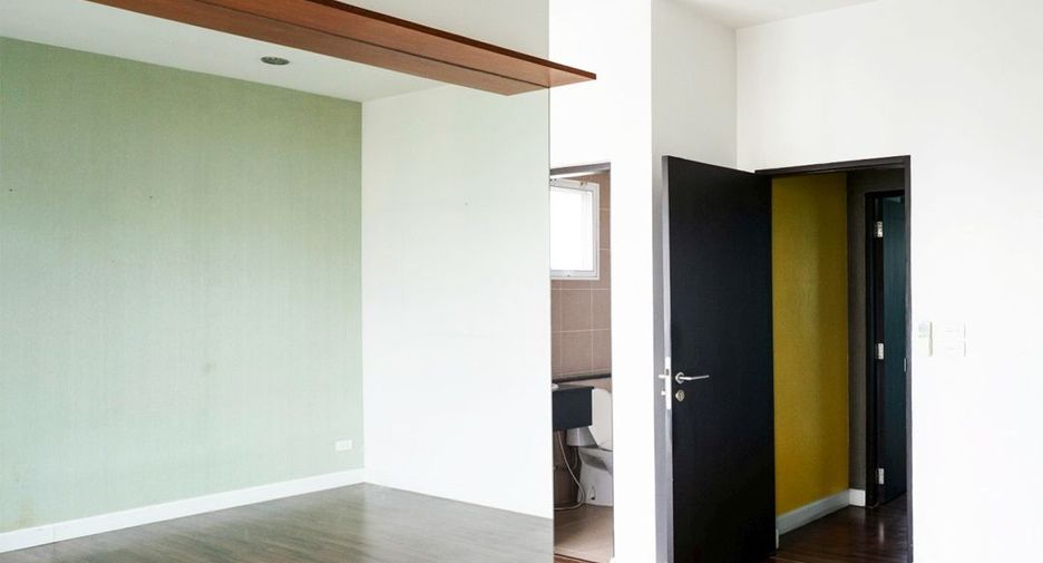 For sale 4 bedrooms townhouse in Bueng Kum, Bangkok