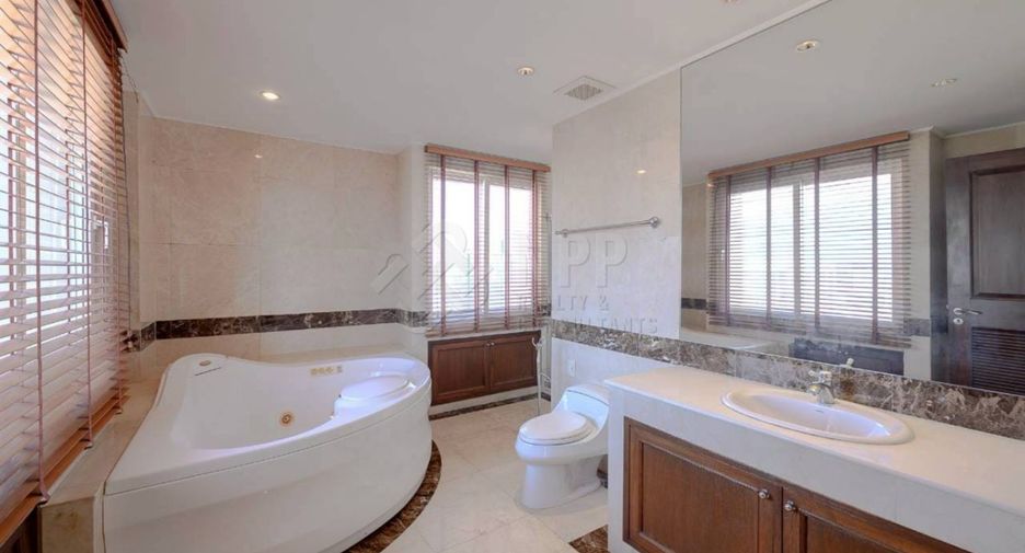 For sale 5 bedrooms condo in Khlong Toei, Bangkok