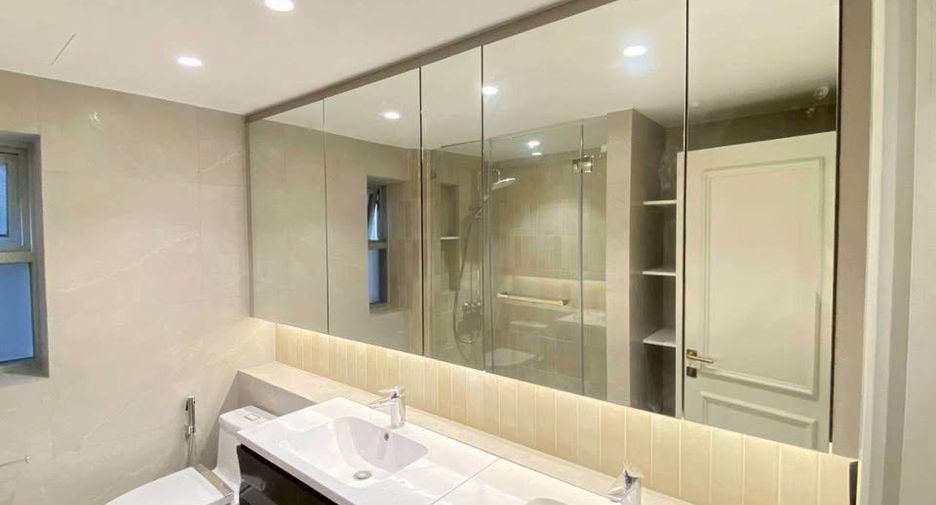 For rent 3 bedrooms condo in Pathum Wan, Bangkok