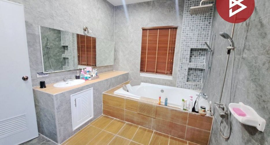 For sale 3 bedrooms house in Mueang Nakhon Sawan, Nakhon Sawan
