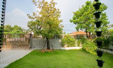 Casa en alquiler y en venta de 3 habitaciones en Huai Khwang, Bangkok