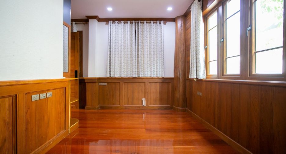 For rent and for sale 3 bedrooms house in Huai Khwang, Bangkok