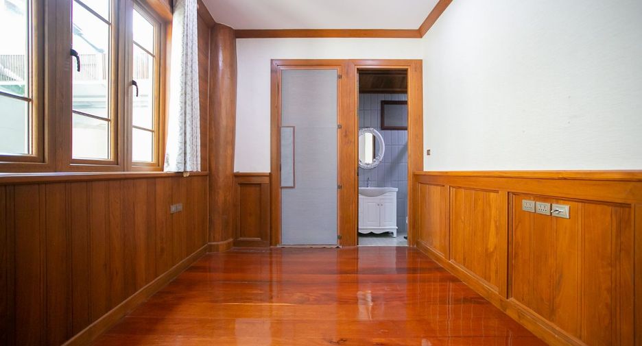 For rent and for sale 3 bedrooms house in Huai Khwang, Bangkok