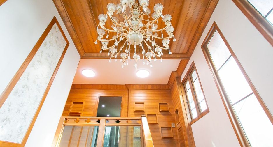 For rent and for sale 3 bedrooms house in Huai Khwang, Bangkok
