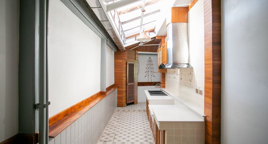 For rent and for sale 3 bedrooms house in Huai Khwang, Bangkok
