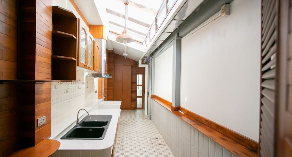 For rent and for sale 3 bedrooms house in Huai Khwang, Bangkok