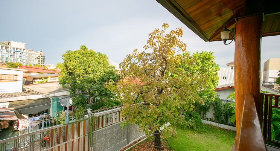 For rent and for sale 3 bedrooms house in Huai Khwang, Bangkok