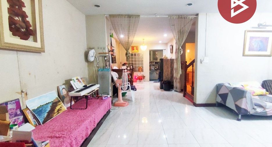 Casa adosada en venta de 4 habitaciones en Huai Khwang, Bangkok