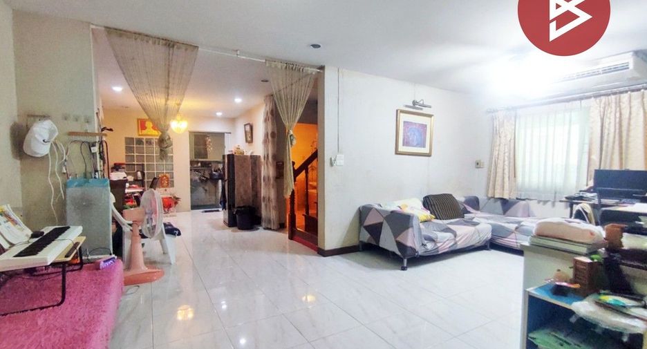 Casa adosada en venta de 4 habitaciones en Huai Khwang, Bangkok