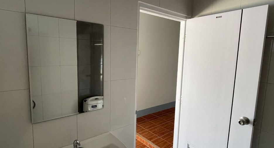 For sale 1 bed townhouse in Tap Khlo, Phichit