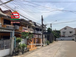 For sale 4 bedrooms townhouse in Huai Khwang, Bangkok