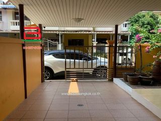 For sale 4 bedrooms townhouse in Huai Khwang, Bangkok