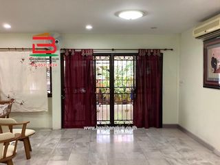 For sale 4 bedrooms townhouse in Huai Khwang, Bangkok