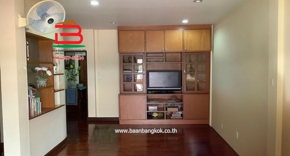 Reihenhaus zum Kauf mit 4 Zimmer in Huai Khwang, Bangkok