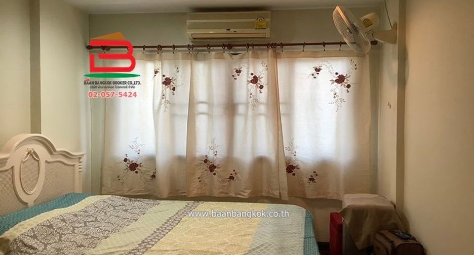 Reihenhaus zum Kauf mit 4 Zimmer in Huai Khwang, Bangkok