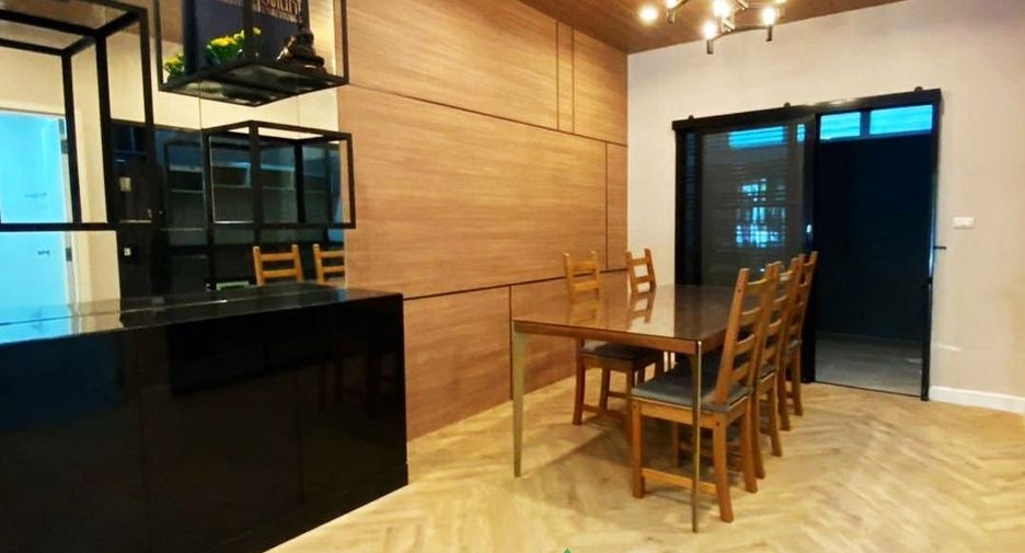 For sale 4 bedrooms townhouse in Don Mueang, Bangkok