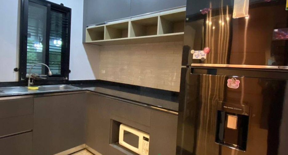 For sale 4 bedrooms townhouse in Don Mueang, Bangkok