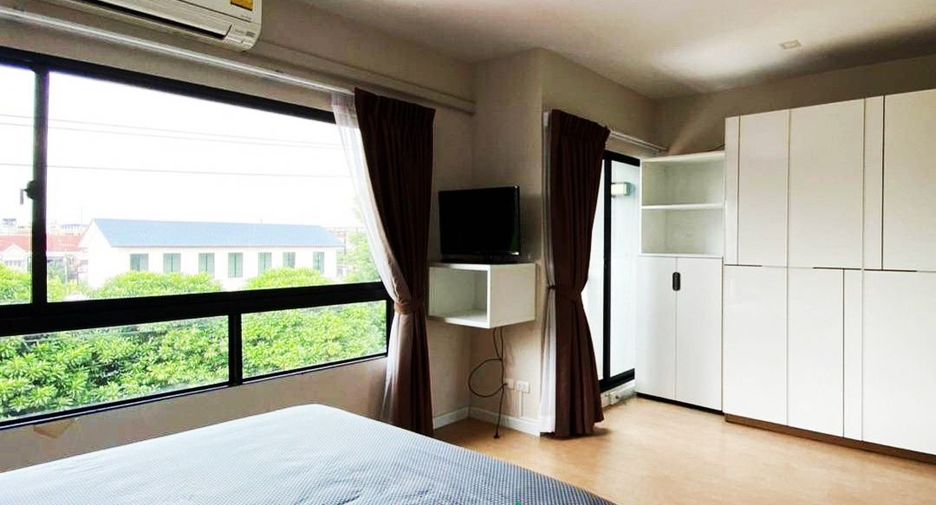 For sale 4 bedrooms townhouse in Don Mueang, Bangkok