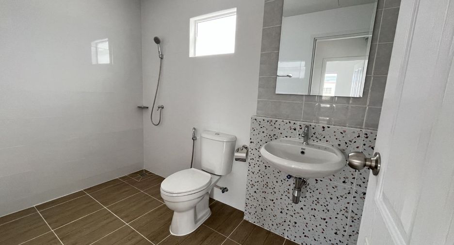 For sale 3 bedrooms townhouse in Mueang Pathum Thani, Pathum Thani