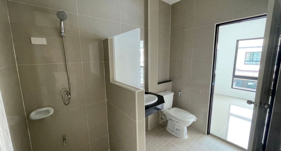 For sale 2 bedrooms townhouse in Phanat Nikhom, Chonburi