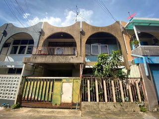 For sale 3 bedrooms townhouse in Watthana, Bangkok