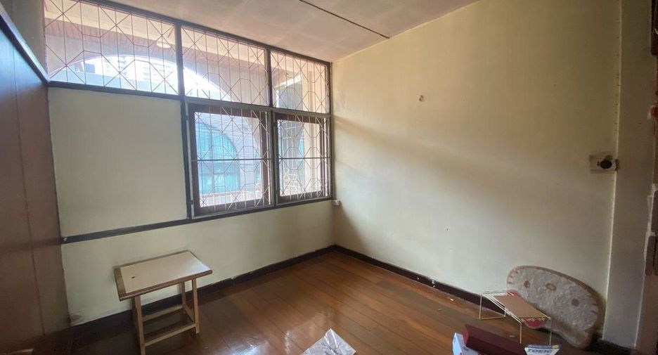 For sale 3 bedrooms townhouse in Watthana, Bangkok