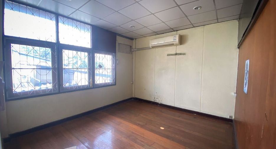 For sale 3 bedrooms townhouse in Watthana, Bangkok