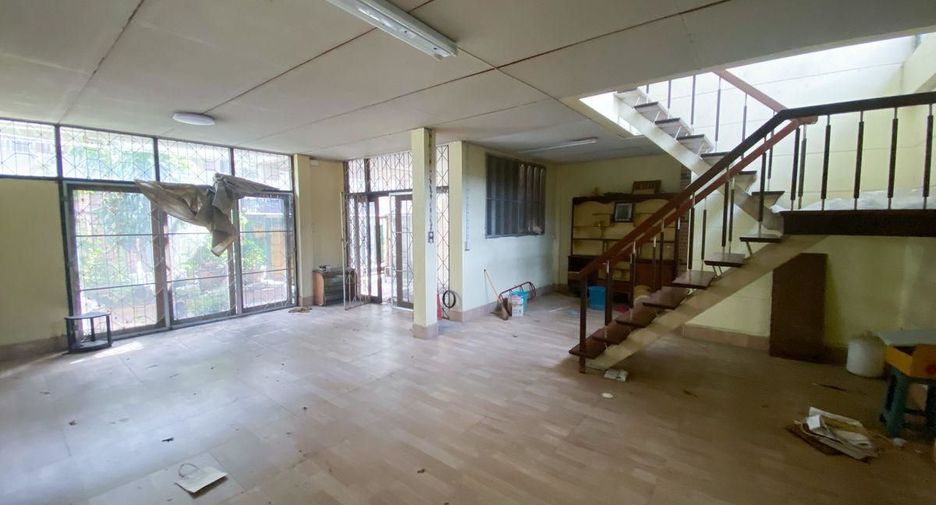 For sale 3 bedrooms townhouse in Watthana, Bangkok