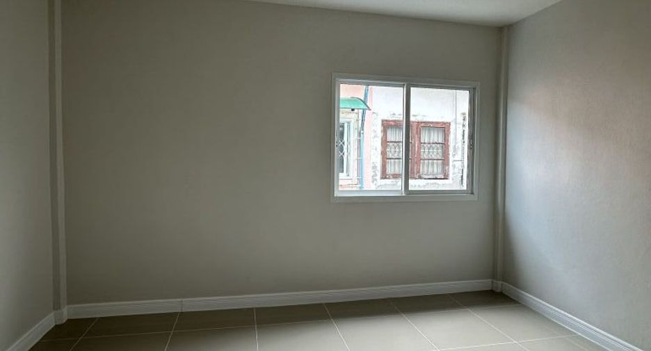 Reihenhaus zum Kauf mit 2 Zimmer in Mueang Nonthaburi, Nonthaburi