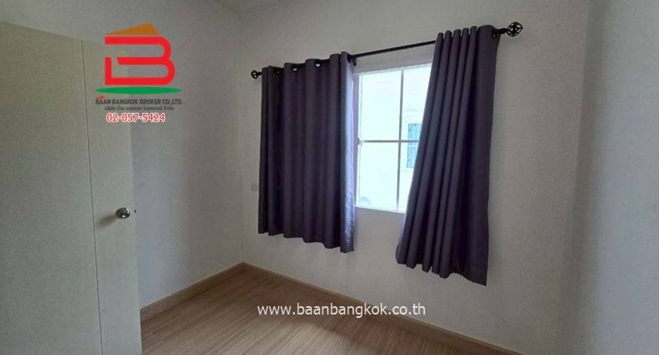 Casa adosada en venta de 3 habitaciones en Phra Pradaeng, Samut Prakan