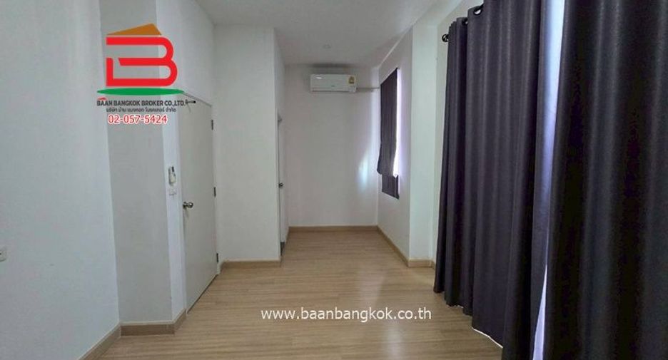 Casa adosada en venta de 3 habitaciones en Phra Pradaeng, Samut Prakan